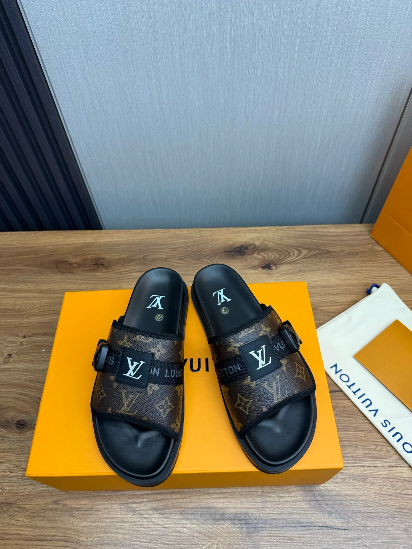 Men's shoes 💰320💰 Lv. hot selling men's slippers 🔥 🩴Official website one to one production 38-45 sizes 45 46 🉑️Customized!